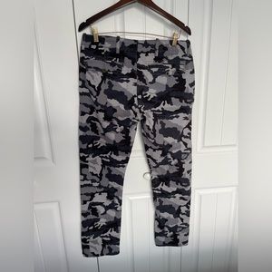 Men’s Levi’s pants, camouflage print, size 32